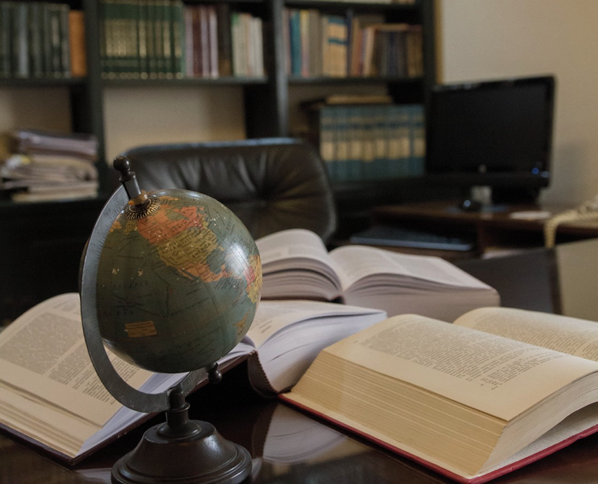 Escritorio con libros y globo terráqueo